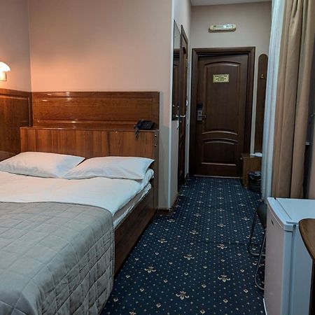 Victoria Hotel Uralsk Eksteriør bilde