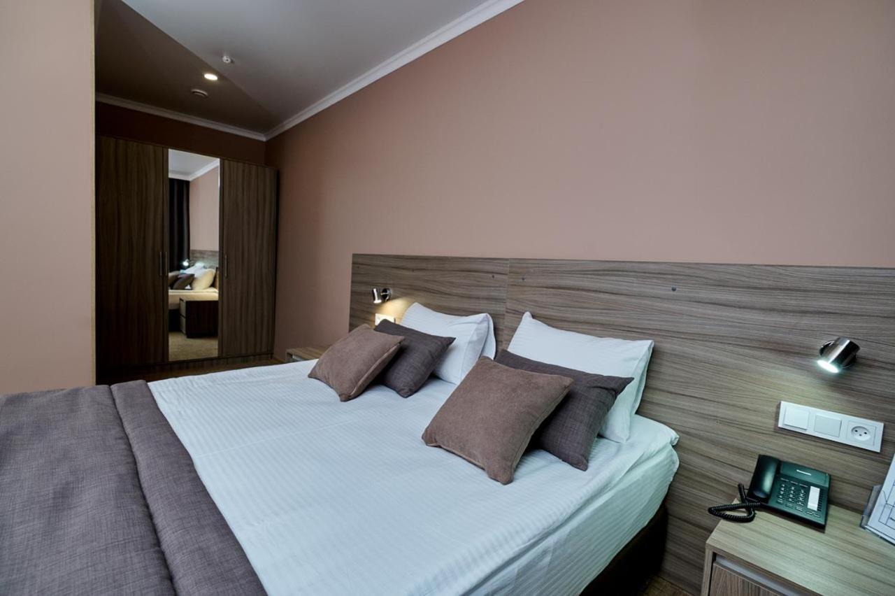 Victoria Hotel Uralsk Eksteriør bilde
