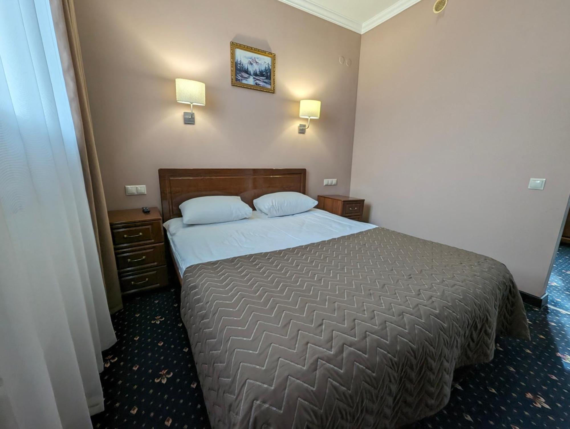 Victoria Hotel Uralsk Eksteriør bilde