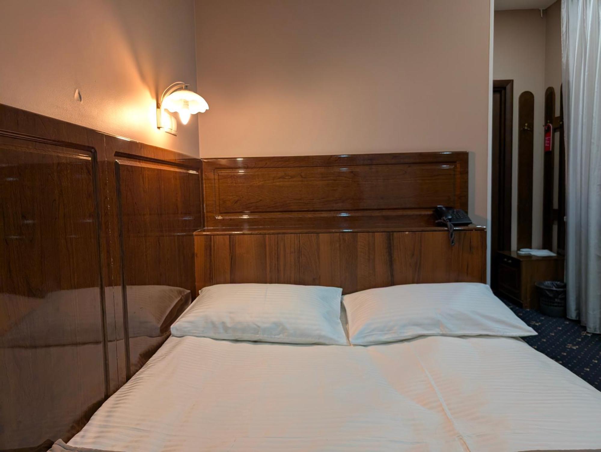Victoria Hotel Uralsk Eksteriør bilde